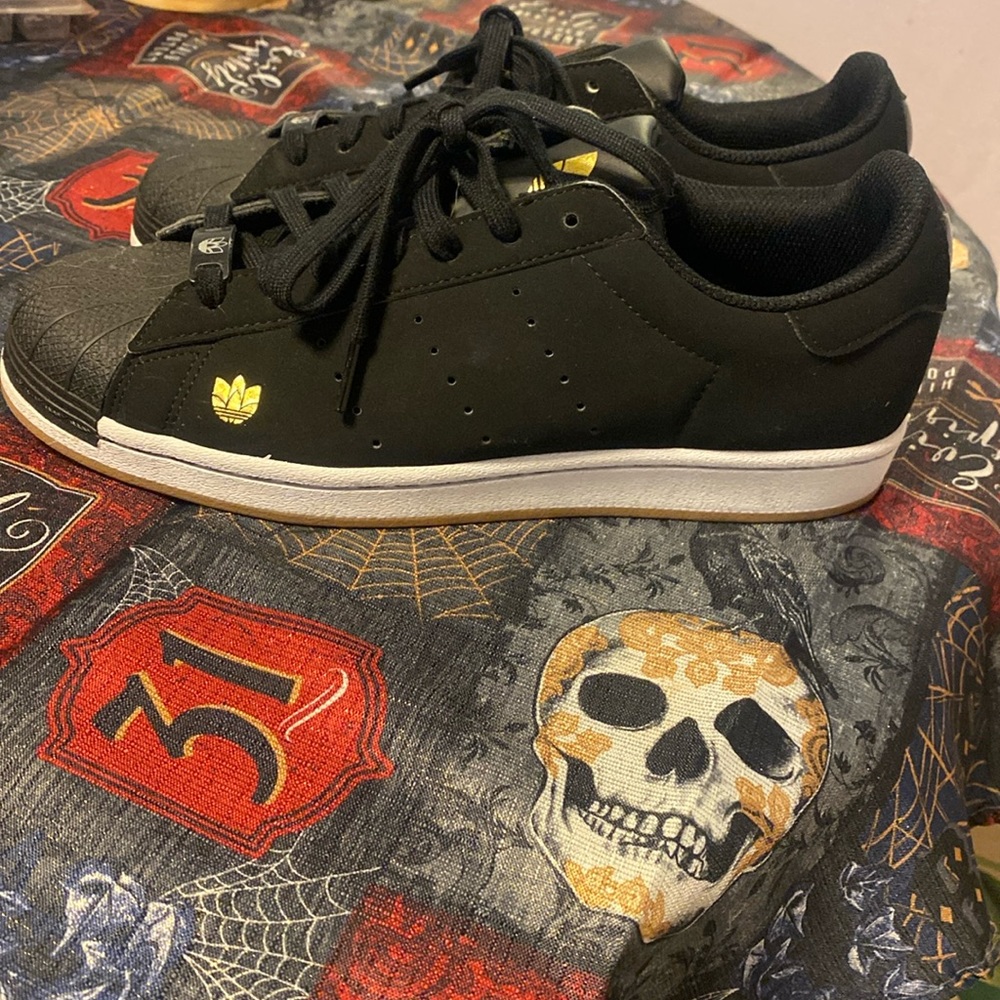 Adidas Superstar Pure Core Black
Cloud White Gold Metallic